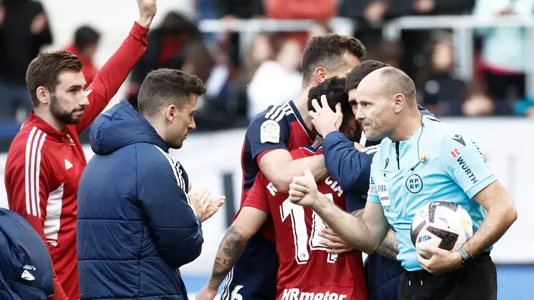 Los jugadores de Osasuna saludan al &aacute;rbitro Mateu Lahoz (d) tras la finalizaci&oacute;n del encuentro de la jornada 34 ante la UD Almer&iacute;a, este s&aacute;bado en el estadio de El Sadar, en Pamplona. EFE/ Jes&uacute;s Diges
