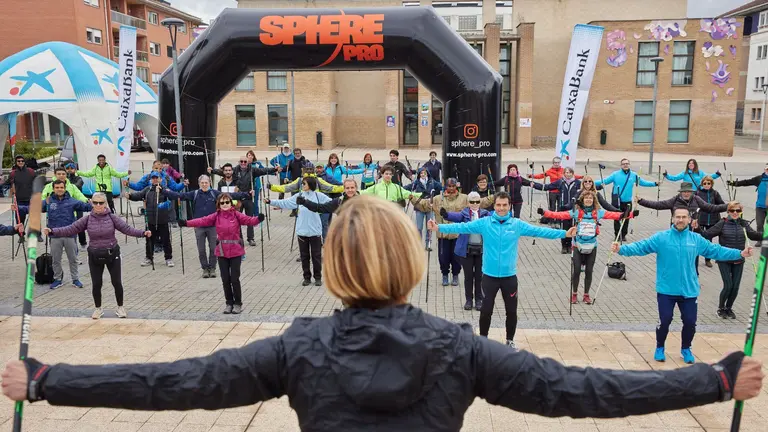 Un centenar de personas han participado en esta marcha solidaria de CaixaBank. CEDIDA