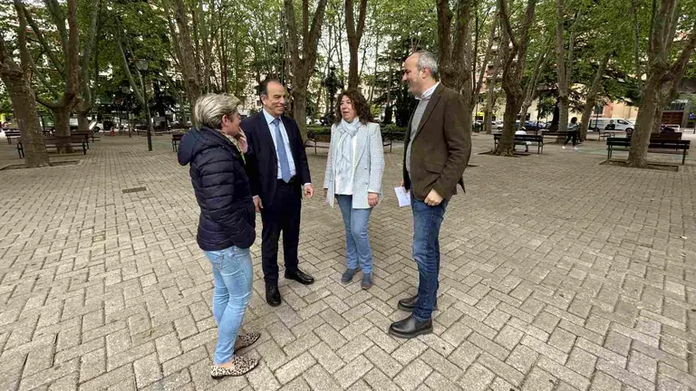 Carlos garc&iacute;a Adanero junto a Mar&iacute;a garc&iacute;a Barberena, Carmen Alba y Ferm&iacute;n Alonso en un acto de campa&ntilde;a desarrollado en la Plaza de la Cruz de Pamplona. PARTIDO POPULAR DE NAVARRA
