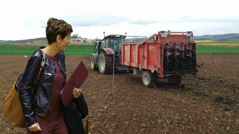 Abonado de un campo por parte de agricultores CEDIDA (1)