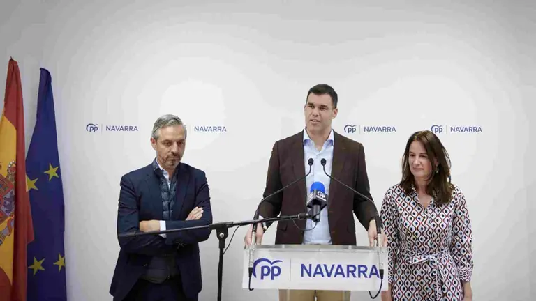 El candidato del PP de Navarra Javier Garc&iacute;a junto al El vicesecretario de Econom&iacute;a del PP, Juan Bravo y la candidata a la alcald&iacute;a  de Tudela, Irene Royo. PP de NAVARRA