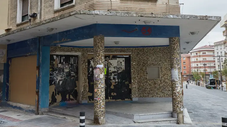 Edificio de los antiguos cines Guelbenzu en Pamplona. I&Ntilde;IGO ALZUGARAY
