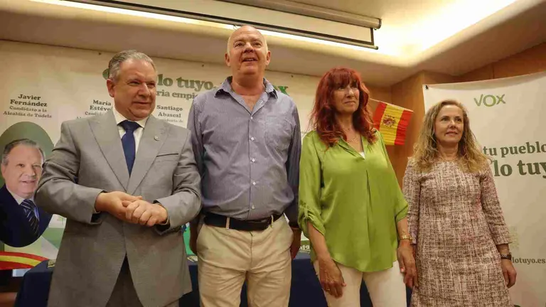Javier Fern&aacute;ndez, Emilio Jim&eacute;nez, Maite Nosti y Mar&iacute;a Est&eacute;vez en el acto de campa&ntilde;a electoral de este lunes en Tudela. VOX