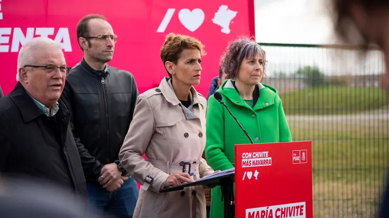 La candidata del PSN a la Presidencia del Gobierno de Navarra, Mar&iacute;a Chivite, ofrece el mensaje del d&iacute;a frente al pabell&oacute;n deportivo de la Universidad P&uacute;blica de Navarra en Pamplona. JASMINA AHMETSPAHIC