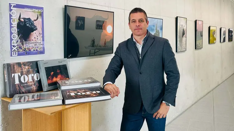 Gorka Azpilicueta en la exposici&oacute;n que presenta junto a Arsenio Ram&iacute;rez en Tafalla.