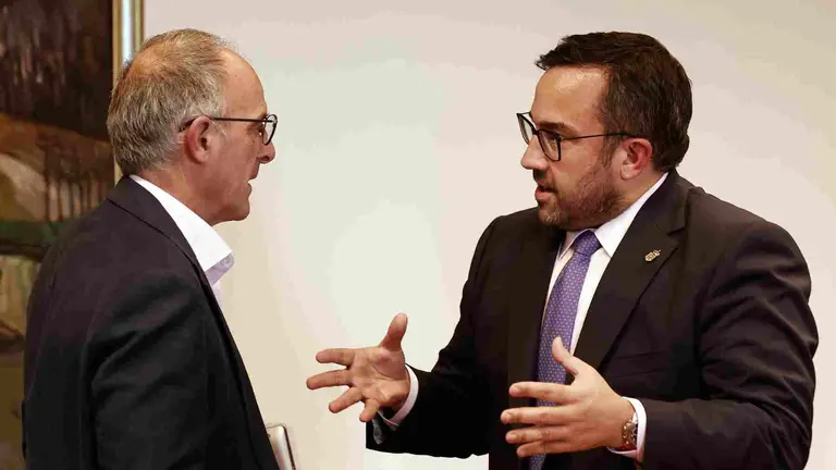 El consejero de Interior, Javier Rem&iacute;rez, y el parlamentario de EH Bildu, Adolfo Araiz (i) al termino de la comparecencia del consejero en comisi&oacute;n parlamentaria. Rem&iacute;rez ha defendido la gesti&oacute;n "absolutamente profesional" realizada en el grave episodio de incendios de la pasada semana, que debe servir para "aprender" y aplicar sus ense&ntilde;anzas con medidas preventivas previas y de acci&oacute;n posterior, con m&aacute;s planes y medios, y con una cultura de "autoprotecci&oacute;n" en la ciudadan&iacute;a. Lo ha dicho en una comparecencia parlamentaria a petici&oacute;n propia para explicar lo sucedido y la respuesta dada, las causas y consecuencias, la implicaci&oacute;n de los diferentes profesionales y voluntarios en "uno de los mayores episodios de gesti&oacute;n de emergencias de la historia moderna en Navarra", que se sald&oacute; con m&aacute;s de 14.000 hect&aacute;reas quemadas (unas 2.500 de cultivos y el resto de monte y masa arbolada) pero que "afortunadamente" no se ha cobrado vidas humanas, como era la "prioridad". EFE/ Jes&uacute;s Diges