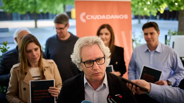 El candidato de Ciudadanos a la Presidencia del Gobierno de Navarra, Carlos P&eacute;rez-Nievas, atiende a los medios de comunicaci&oacute;n con motivo de un encuentro con afiliados y simpatizantes para exponer el programa de la formaci&oacute;n liberal. PABLO LASAOSA