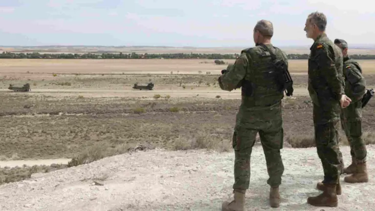 El Rey Felipe VI sigue las evoluciones del ejercicio de defensa desde el aer&oacute;dromo militar de Ablitas. CASA REAL