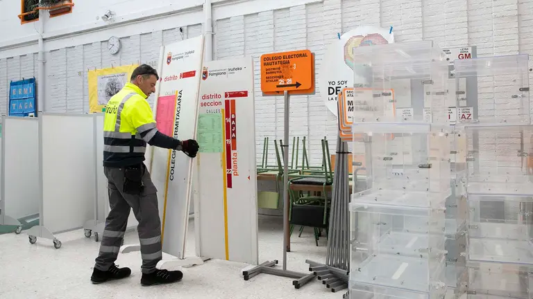 El Ayuntamiento de Pamplona comienza a trasladar a los 26 centros de votaci&oacute;n de la ciudad el material que har&aacute; falta para la jornada electoral. AYUNTAMIENTO DE PAMPLONA