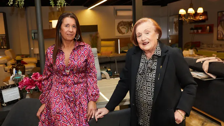 Adriana Ilund&aacute;in y su madre Rosa Purroy en la tienda Muebles Ilund&aacute;in, situada en la calle Francisco Bergam&iacute;n 12