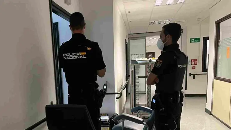 Imagen de custodia policial en el hospital. POLIC&Iacute;A NACIONAL