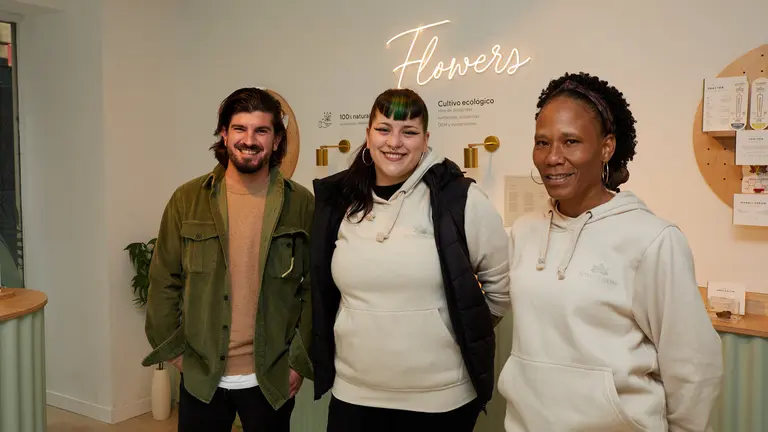 I&ntilde;igo Ib&aacute;&ntilde;ez, Alba Nuin y Fernanda Portela en la tienda Flower Farm, en la plaza de San Nicol&aacute;s 76 de Pamplona. I&Ntilde;IGO ALZUGARAY