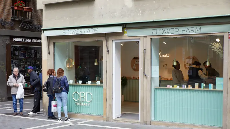 Tienda de CBD Flower Farm, en la plaza de San Nicolás 76 de Pamplona. IÑIGO ALZUGARAY