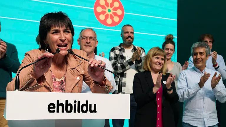 La candidata a la presidencia del Gobierno de Navarra por EH Bildu Laura Aznal durante el acto electoral que la formaci&oacute;n abertzale celebra hoy viernes en la capital navarra. EFE/I&ntilde;aki Porto