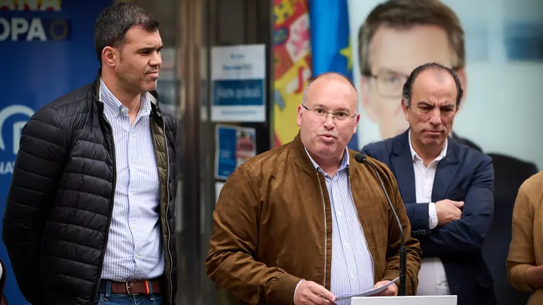 Miguel Tellado, vicesecretario de Organizaci&oacute;n del PP; Javier Garc&iacute;a, candidato del PPN a la presidencia del Gobierno foral; y Carlos Garc&iacute;a Adanero, candidato a la Alcald&iacute;a de Pamplona, atienden a los medios de comunicaci&oacute;n. PABLO LASAOSA