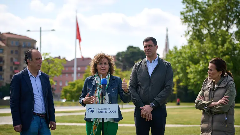 Javier Garc&iacute;a, Carlos Garc&iacute;a Adanero y Dolors Monserrat, europarlamentaria, atienden a los medios de comunicaci&oacute;n. PABLO LASAOSA