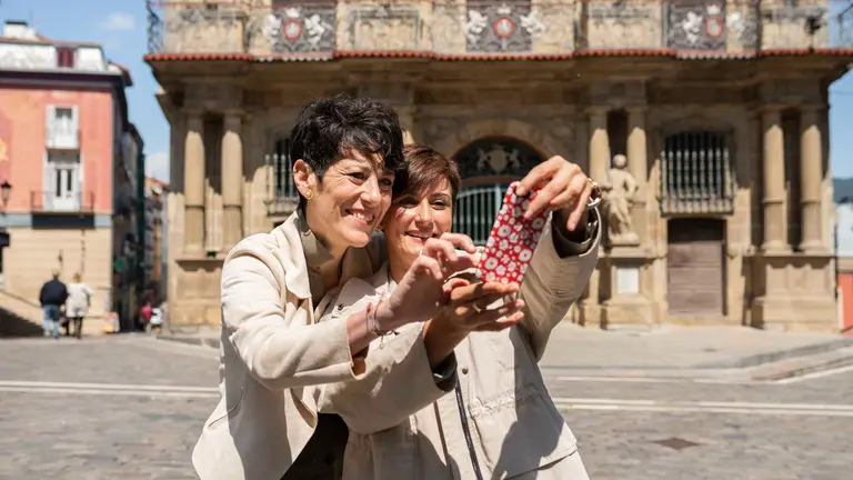 La ministra de Pol&iacute;tica Territorial y portavoz del Gobierno de Espa&ntilde;a, Isabel Rodr&iacute;guez hace un recorrido por las calles de Pamplona con Elma Saiz y el resto de candidatos de la Comarca. JASMINA AHMETSPAHIC