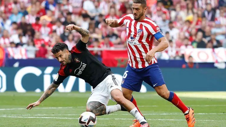 El centrocampista del Atl&eacute;tico de Madrid Koke Resurrecci&oacute;n (d) disputa una posesi&oacute;n ante Rub&eacute;n Garc&iacute;a (i) centrocampista de CA Osasuna durante el partido de la jornada 35 de LaLiga Santander entre el Atl&eacute;tico de Madrid y el CA Osasuna celebrado este domingo en el estadio C&iacute;vitas Metropolitano de Madrid. EFE/ Chema Moya