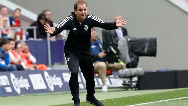 MADRID, 21/05/2023.- El entrenador del Osasuna, Jagoba Arrasate, durante el partido de la jornada 35 de LaLiga Santander entre el Atl&eacute;tico de Madrid y el CA Osasuna celebrado este domingo en el estadio C&iacute;vitas Metropolitano de Madrid. EFE/ Chema Moya

