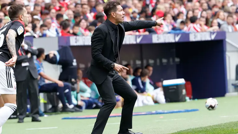 MADRID, 21/05/2023.- El entrenador del Atl&eacute;tico de Madrid, Diego 'Cholo' Simeone, durante el partido de la jornada 35 de LaLiga Santander entre el Atl&eacute;tico de Madrid y el CA Osasuna celebrado este domingo en el estadio C&iacute;vitas Metropolitano de Madrid. EFE/ Chema Moya
