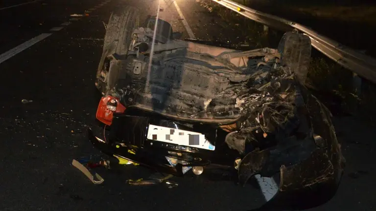 El coche en el que viajaba el fallecido en Arguedas se ha salido de la v&iacute;a y ha terminado volcado. POLIC&Iacute;A FORAL