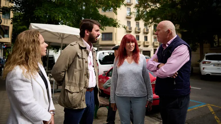 El vicepresidente de la Junta de Castilla y Le&oacute;n, Juan Garc&iacute;a-Gallardo, acompa&ntilde;ado de los candidatos de VOX en Navarra atienden a los medios de comunicaci&oacute;n. PABLO LASAOSA