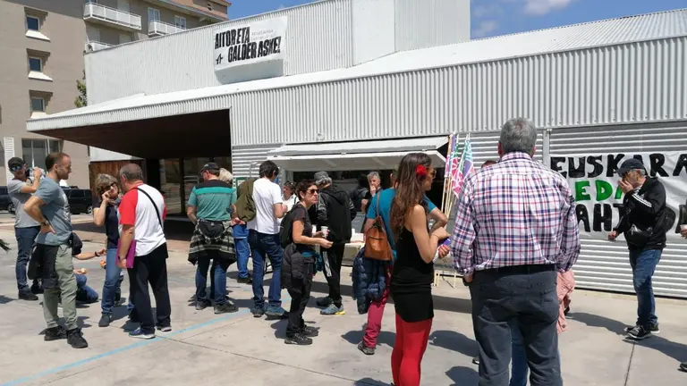 EH Bildu coloca una pancarta apoyando a terroristas en un acto electoral en Pamplona. NAVARRA.COM