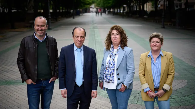 El candidato del PPN a la Alcald&iacute;a de Pamplona, Carlos Garc&iacute;a Adanero y Carmen Alba, n&uacute;mero dos, hablan sobre la reforma del paseo de Sarasate y propone otras reurbanizaciones. PABLO LASAOSA