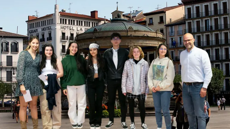 Fotomontaje de los ganadores del Iru&ntilde;arrivial con el concejal de Deporte y Juventud, Fernado Aranguren, sobre una foto del casco viejo de Pamplona.