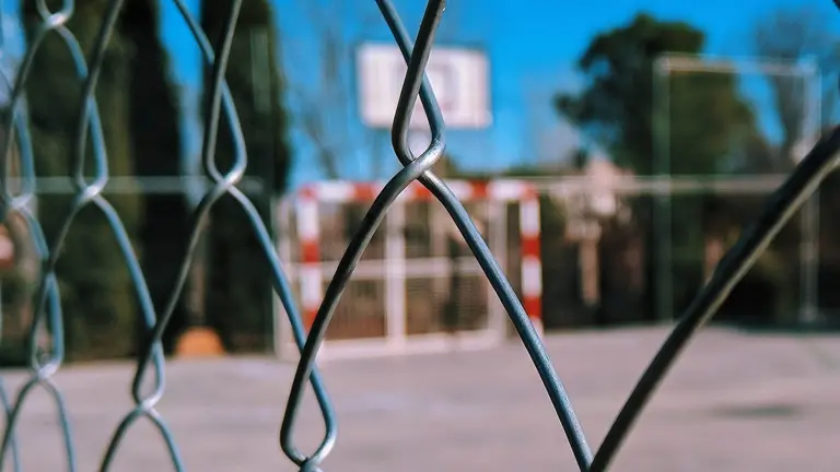 Imagen de archivo del patio de un colegio. UNPLASH / NICK NICE