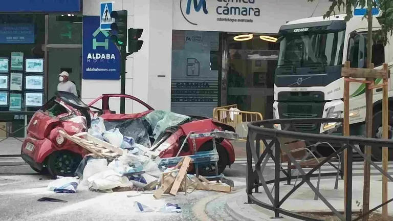 GR01.GRANADA, 23/01/23.- Fotograf&iacute;a del coche en el que se encontraba la joven tras caer material de construcci&oacute;n este martes, en el centro de Granada. Una joven de 23 a&ntilde;os ha resultado ilesa tras caer sobre su coche la carga de un cami&oacute;n gr&uacute;a en Granada, ha informado a EFE la Polic&iacute;a Local y el centro coordinador de emergencias 112. EFE/ Miguel Angel Molina
