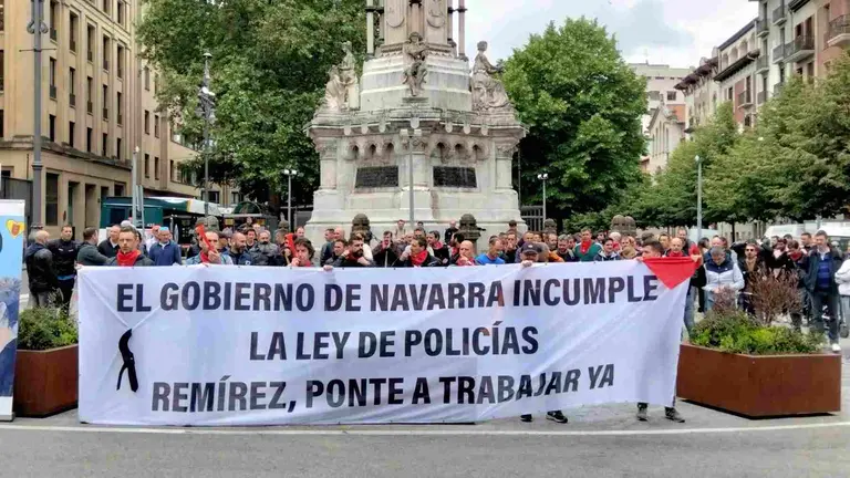 Agentes de la Polic&iacute;a Foral han vuelto a manifestarse para exigir la aprobaci&oacute;n del reglamento. EUROPAPRESS