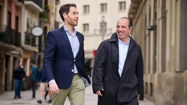 Sergio Sayas y Carlos Garc&iacute;a Adanero atienden a los medios de comunicaci&oacute;n en la Plaza del Castillo de Pamplona. PABLO LASAOSA