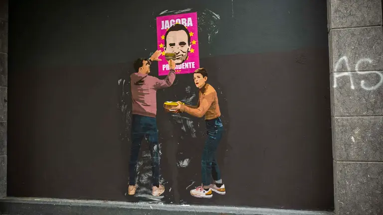 EL nuevo 'collage' del artista callejero LKN en el que recoge a los candidatos del PP, Javier Garc&iacute;a y del PSN, Mar&iacute;a Chivite, peagndo un cartel en el que se pide el voto para el entrenador de Osasuna, Jagoba Arrasate. JASMINA AHMETSPAHIC