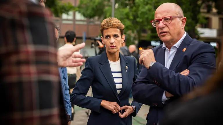 La candidata del PSN a la Presidencia del Gobierno de Navarra, Mar&iacute;a Chivite, y la candidata al Ayuntamiento de Pamplona, Elma Saiz, realizan el mensaje del d&iacute;a. JASMINA AHMETSPAHIC