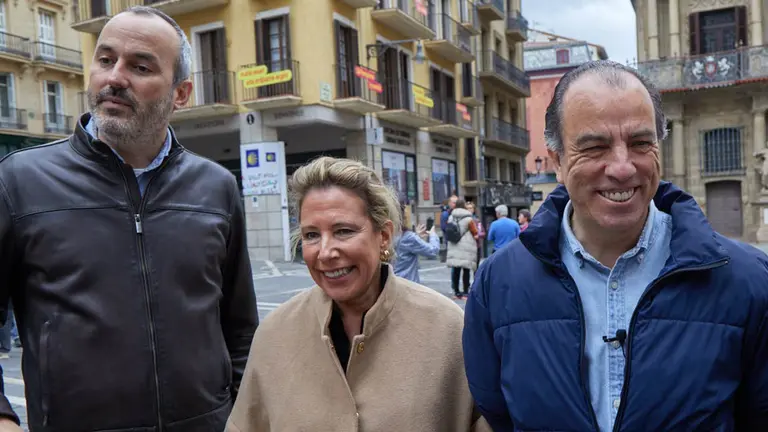 El candidato del PPN a la Alcald&iacute;a de Pamplona, Carlos Garc&iacute;a Adanero, atiende a los medios de comunicaci&oacute;n en la Plaza del Ayuntamiento. I&Ntilde;IGO ALZUGARAY