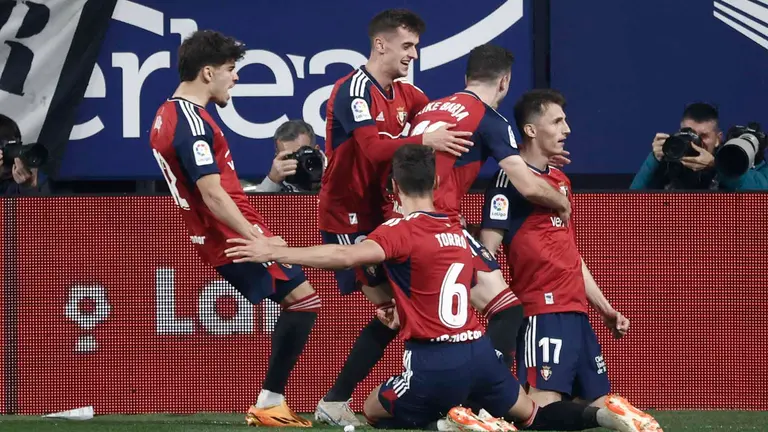 PAMPLONA, 25/05/2023.- El delantero de Osasuna Ante Budimir (d) celebra su gol durante el partido de la jornada 36 de LaLiga que Osasuna y Athletic de Bilbao disputan este jueves en el estadio de El Sadar, en Pamplona. EFE/Jes&uacute;s Diges
