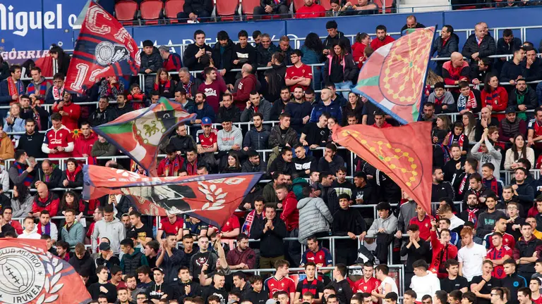 La grada del estadio de El Sadar durante el partido de la Liga Santander entre CA Osasuna y Athletic Club disputado en Pamplona. I&Ntilde;IGO ALZUGARAY