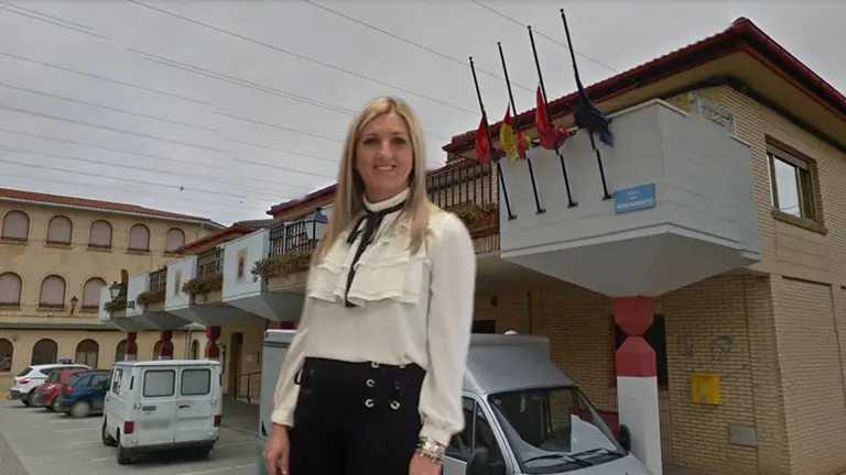 Berta Pejenaute, alcaldesa de Cadreita. Fotomontaje ante el Ayuntamiento de Cadreita ARCHIVO