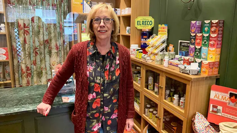 Juli Vegas en la Herborister&iacute;a Luc&iacute;a de Pamplona. Navarra.com