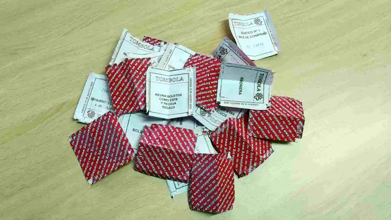 Boletos de la T&oacute;mbola de San Ferm&iacute;n de C&aacute;ritas de 2023, algunos, de ellos premiados.