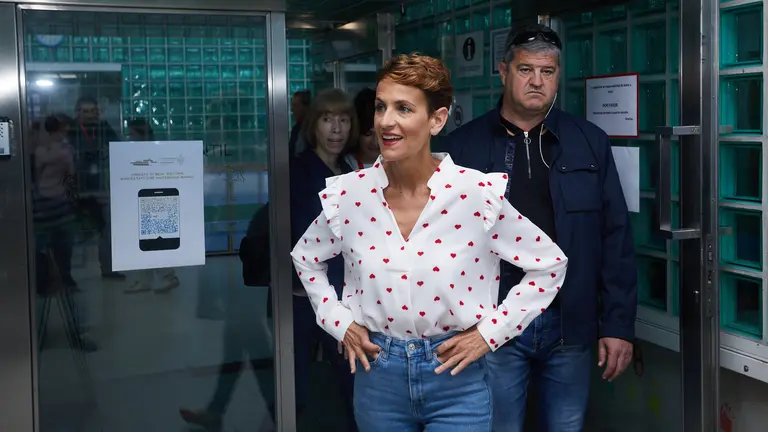 La presidenta del Gobierno de Navarra y candidata del PSN a la reelecci&oacute;n, Mar&iacute;a Chivite, vota en la Escuela infantil de Gorraiz. I&Ntilde;IGO ALZUGARAY