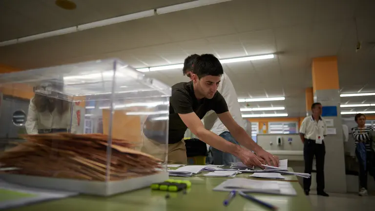 Recuento de las mesas electorales del colegio electoral de Amaiur, en Iturrama. PABLO LASAOSA