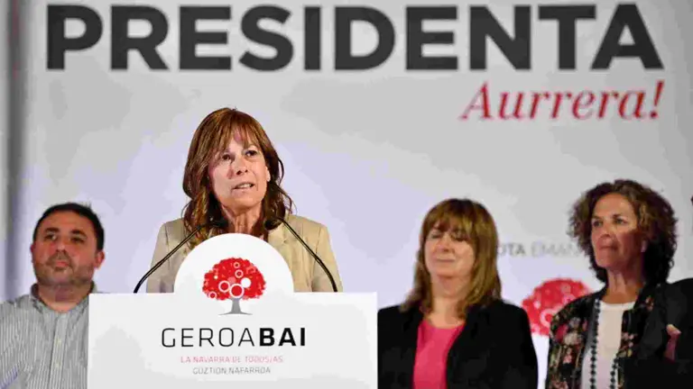 La candidata de Geroa Bai, Uxue Barkos interviene durante la noche electoral en su cuartel central de Baluarte. PABLO LASAOSA