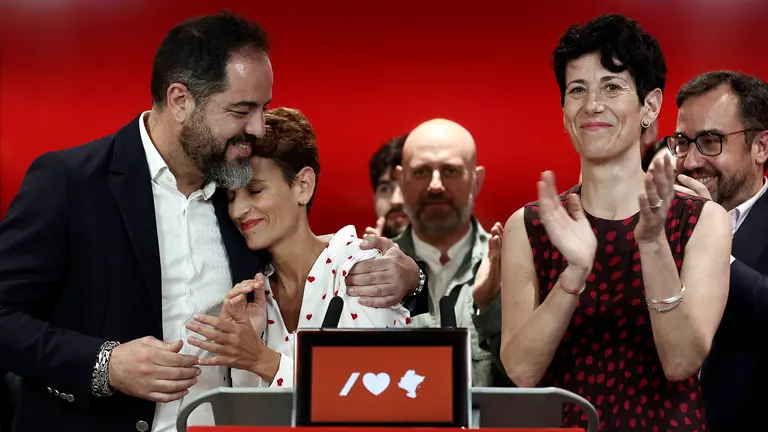 Las candidatas a presidir por el PSN el Gobierno de Navarra y el Ayuntamiento de Pamplona, Mar&iacute;a Chivite (c) y Elma Saiz (d) junto a Ram&oacute;n Alzorriz (i), respectivamente valoran en la noche de este domingo en una comparecencia ante los medios de comunicaci&oacute;n los resultados electorales obtenidos tras los comicios celebrados hoy.EFE/ Jes&uacute;s Diges