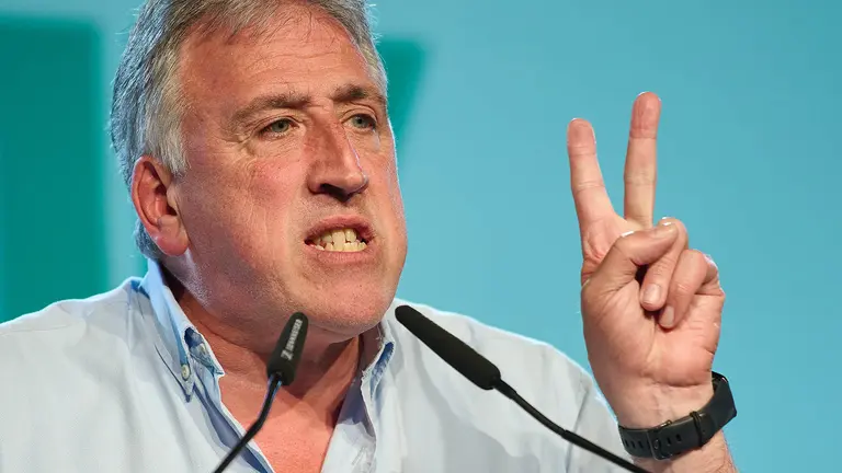 PAMPLONA (NAVARRA), 29/05/2023.- El candidato a la alcald&iacute;a de Pamplona por EH BIldu Joseba Asiron, hace balance de la jornada electoral. EFE/I&ntilde;aki Porto
