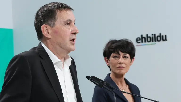 El coordinador general de EH Bildu, Arnaldo Otegi, comparece junto a la candidata a diputada general de Gipuzkoa por la coalici&oacute;n soberanista, Maialen Iriarte, en la sede de San Sebasti&aacute;n - UNANUE-EUROPA PRESS