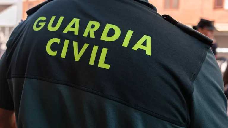 El hombre atrincherado en Mijas ha disparado al guardia civil en el pie. GUARDIA CIVIL