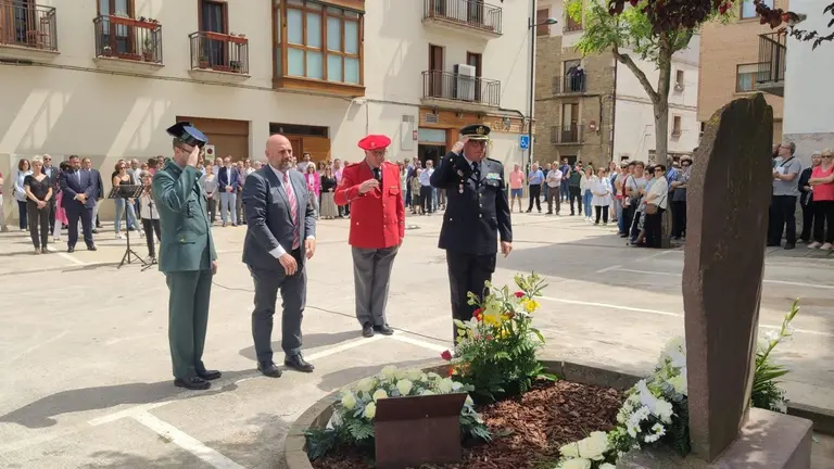 La localidad de Sang&uuml;esa homenajea a las &uacute;ltimas v&iacute;ctimas mortales de ETA en Navarra, los polic&iacute;as nacionales Bonifacio Mart&iacute;n Hern&aacute;ndez y Juli&aacute;n Embid Luna - POLIC&Iacute;A NACIONAL