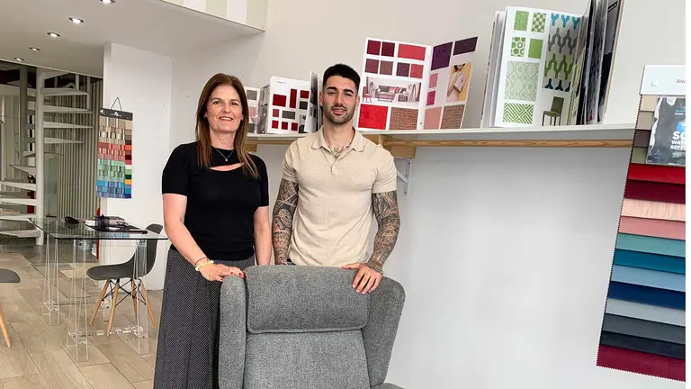 Antonia Garc&iacute;a y Brian Jim&eacute;nez en la tienda Tapicer&iacute;a Javier en la calle Tafalla de Pamplona. Navarra.com